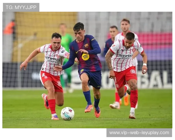 巴萨连续短传层层压迫，佩德里挑传稍深